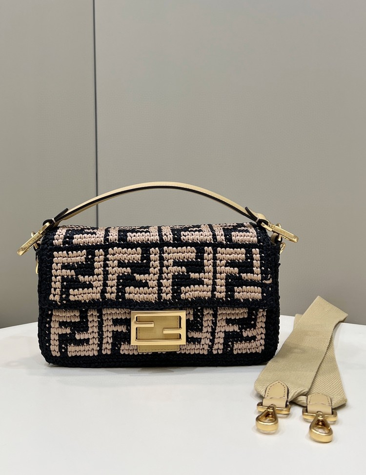 펜디 FENDI 바게트 미디움 크로셰 FF 블랙 라피아백