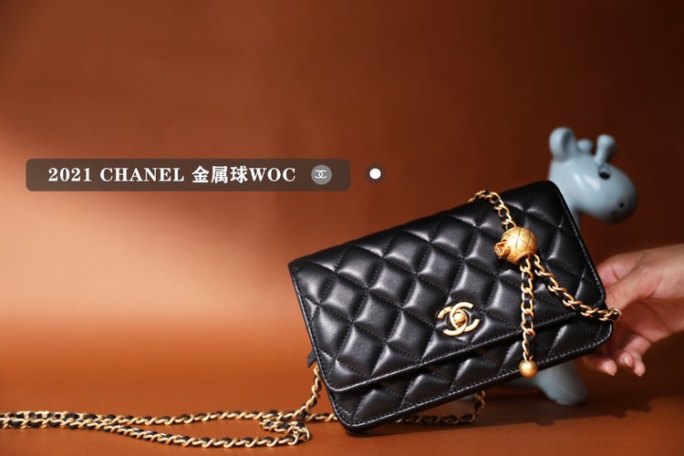 샤넬 WOC 미니백 크로스백 골드볼 램스킨 금장 블랙 AP1450
